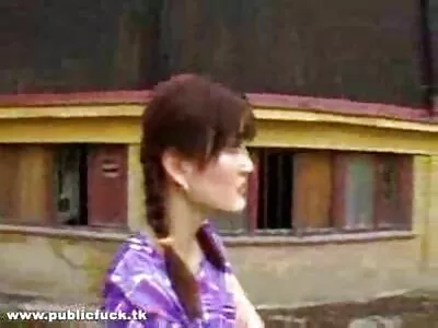 خوبصورت نظر آنے والی سنہرے بالوں والی خاتون دو نوجوان کاکوں کی دیکھ بھال کر رہی ہے۔