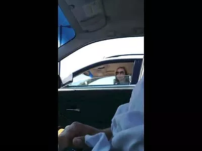 سنہرے بالوں والی گرمی میں اپنے دونوں سوراخ اپنے ساتھی کارکنوں سے بھرتی ہے۔