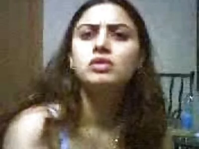 شرارتی ایشیائی پورن سٹار کے منہ میں سفید مرغا۔