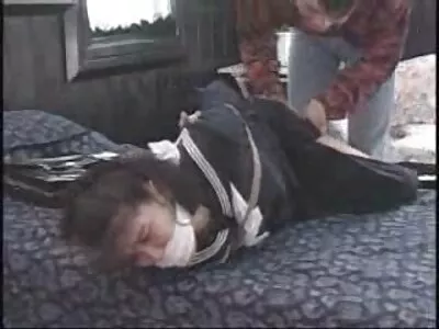 بوائے فرینڈ کو اپنی گرل فرینڈ کو دھوکہ دینے کی سزا دی جا رہی ہے۔