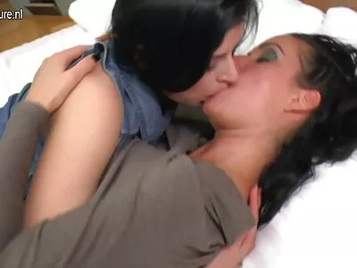گھوبگھرالی بالوں والی MILF ڈارلنگ ایک سینگ نوجوان کو مائل کرتی ہے۔