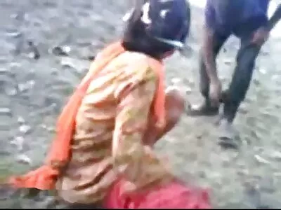 نوجوان بیب مرغی کی سواری سے لطف اندوز ہو رہا ہے اور بڑے کو اسے دیکھنا پسند ہے۔