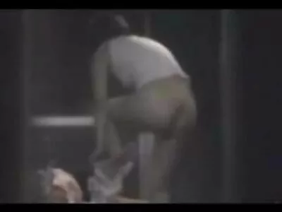 بڑے بوبیڈ بالغ سرخ بالوں کو سیکیورٹی آفیسر کے ڈک کو مطمئن کرنا پڑتا ہے۔